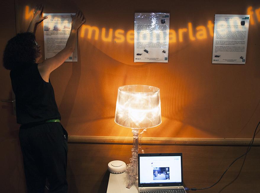 La médiatrice Najette Belmehdi animant le projet "Experimentarium" du Museon Arlaten