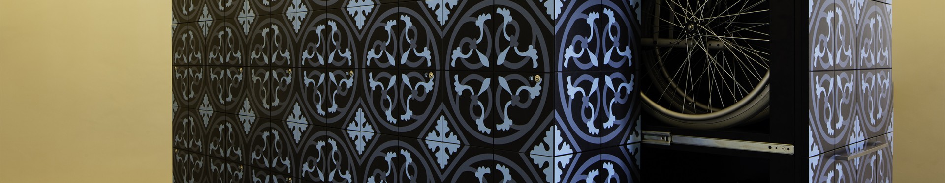 Le vestiaire et ses fauteuils pliants. Le motif décoratif est celui des carreaux ciment historiques.