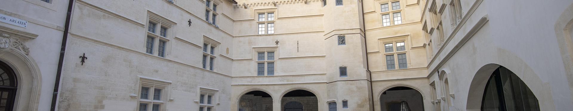 La cour du Museon Arlaten, avec ses vestiges romains classés par l'Unesco.