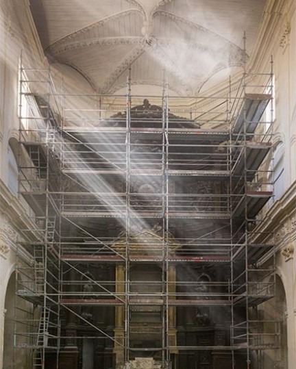 L'échafaudage lors de la restauration du retable de la Chapelle des Jésuites.