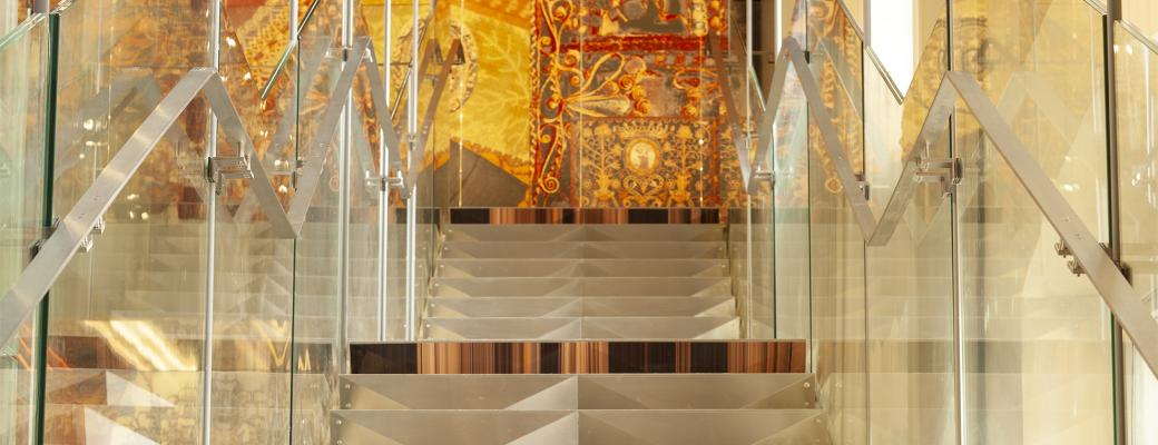 Les escaliers, inspirés des origamis, conçus par l'architecte Michel Bertreux.