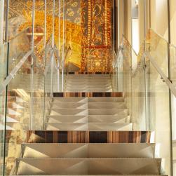 Les marches du grand escalier, inspirées des origamis et, au fond un totem de verre de C. Lacroix