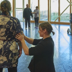 Un ajustement de robe pendant l'atelier danse organisé dans le cadre de l'exposition "Caravane"